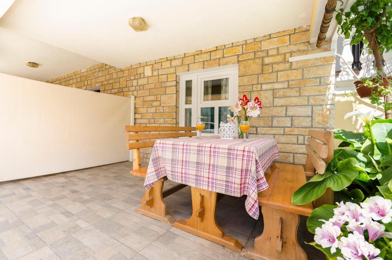 Apartments And Room Take It Easy Tribalj 외부 사진